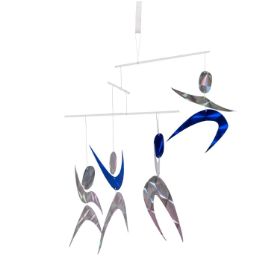 049100 Nienhuis Montessori Mobile Χορευτές με τέσσερις στυλιζαρισμένες ανθρώπινες φιγούρες από ιριδίζον χαρτί που κρέμονται από λεπτές ξύλινες ράβδους σε λευκό φόντο.