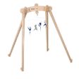 Το Montessori Mobile Χορευτές της Nienhuis τοποθετημένο στην ξύλινη βάση δραστηριοτήτων, αναδεικνύοντας τον τρόπο με τον οποίο οι φιγούρες «χορεύουν» με τα ρεύματα του αέρα.