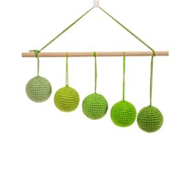 049000 Nienhuis Montessori Mobile Gobbi με πέντε σφαίρες σε διαβαθμίσεις του πράσινου χρώματος, κρεμασμένες σε διαγώνια διάταξη από ξύλινη ράβδο.