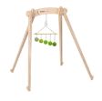 Πλάγια άποψη του Montessori Mobile Gobbi στην ξύλινη βάση Nienhuis, δείχνοντας την αρμονική κίνηση των πράσινων σφαιρών σε λευκό φόντο.