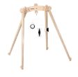 Το Munari Mobile της Nienhuis κρεμασμένο στην ξύλινη βάση δραστηριοτήτων, παρουσιάζοντας την πλήρη διάταξη για το βρέφος.