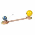 Το 085101 Nienhuis Montessori-Tellurium που αναπαριστά τις κινήσεις του Ήλιου, της Γης και της Σελήνης με τη στιβαρή του βάση, παρουσιασμένο σε λευκό φόντο, για παιδιά από 6 ετών.