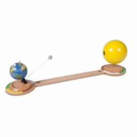 Το 085101 Nienhuis Montessori-Tellurium που αναπαριστά τις κινήσεις του Ήλιου, της Γης και της Σελήνης με τη στιβαρή του βάση, παρουσιασμένο σε λευκό φόντο, για παιδιά από 6 ετών.