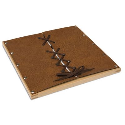 Ξύλινο πλαίσιο Montessori της Nienhuis με καφέ δερμάτινη επιφάνεια και σκούρα καφέ κορδόνια περασμένα χιαστί, σχεδιασμένο για την εξάσκηση του δεσίματος των παπουτσιών.