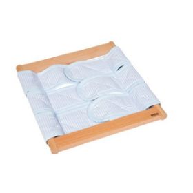046500 Nienhuis Montessori Πλαίσιο Ντυσίματος με τρεις ιμάντες Velcro και γαλάζιο καρό ύφασμα, τοποθετημένο σε τετράγωνο ξύλινο πλαίσιο σε καθαρό λευκό φόντο.