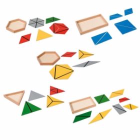 Το πλήρες σετ κατασκευαστικών τριγώνων Nienhuis Montessori (004900) σε πλήρη διάταξη, έξω από τα κουτιά τους.