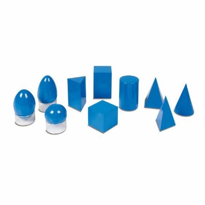 Δέκα μπλε γεωμετρικά στερεά Nienhuis Montessori (σφαίρα, κύβος, κύλινδρος, κώνος, πρίσματα και πυραμίδες) μέσα σε ξύλινο κουτί αποθήκευσης με τρεις ξύλινες βάσεις στήριξης.