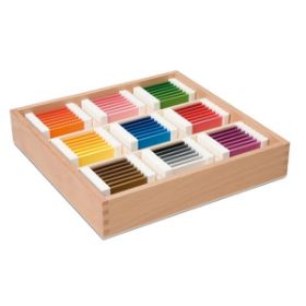 Ξύλινη κασετίνα Nienhuis Montessori με 63 έγχρωμα πλακίδια (Third Box of Color Tablets), οργανωμένα σε εννέα στήλες χρωμάτων που παρουσιάζουν τη διαβάθμιση επτά τόνων για κάθε χρώμα.