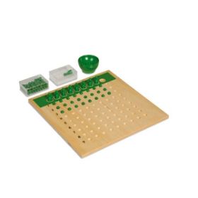 Πράσινος ξύλινος πίνακας διαίρεσης με πλέγμα οπών, εννέα πράσινα πιόνια στην πάνω σειρά..