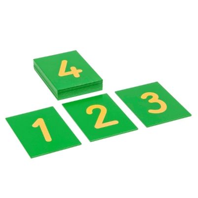 Τέσσερα πράσινα ξύλινα πλακίδια Nienhuis Montessori με τους αριθμούς 1, 2, 3 και 4 από λευκό ανάγλυφο γυαλόχαρτο, τοποθετημένα σε σειρά.