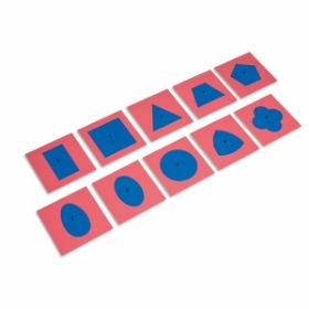 Δύο επικλινείς ξύλινες βάσεις Nienhuis Montessori που στηρίζουν δέκα μεταλλικά σφηνώματα, αποτελούμενα από ροζ τετράγωνα πλαίσια και μπλε γεωμετρικά σχήματα με μικρές ορειχάλκινες λαβές.