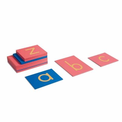 Πλάκες Nienhuis Montessori που περιέχουν τα γράμματα του λατινικού αλφαβήτου z, a, b, c από ανάγλυφο γυαλόχαρτο, με τα φωνήεντα τοποθετημένα σε μπλε πλακίδια και τα σύμφωνα σε ροζ/κόκκινα πλακίδια.