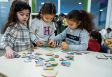 Παιδιά που παίζουν σε σχολική αίθουσα με το 90274 Educo.