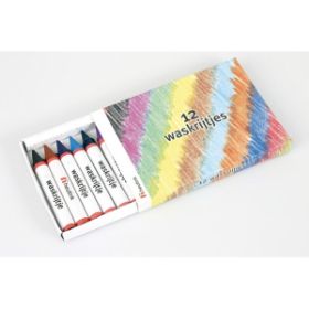 Δώδεκα πολύχρωμες κηρομπογιές τοποθετημένες σε σειρά πάνω σε λευκό φόντο.