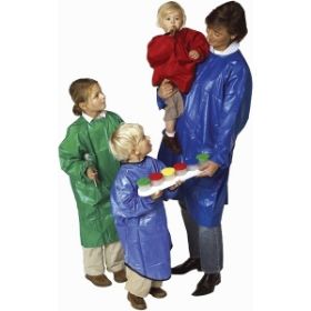 Παιδιά διαφορετικών ηλικιών και ενήλικας με τις διαφορετικές ποδιές της ίδιας σειράς της Educo.