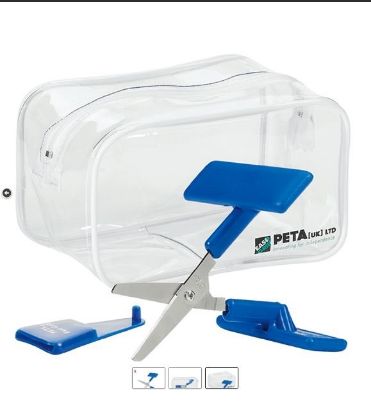 Το μπλε CTT-1 Ψαλίδι PETA σε σχήμα Τ με αυτόματη επαναφορά και επιτραπέζια βάση, δίπλα σε διάφανη θήκη με φερμουάρ, για παιδιά από 3 ετών, σε λευκό φόντο.