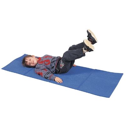 Το μπλε διπλούμενο στρώμα ασκήσεων Nathan 387456 αναπτυγμένο σε πλήρες μήκος και ένα παιδί που εξασκείται.