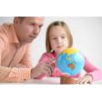 Κοντινό πλάνο στην υδρόγειο σφαίρα 023100 Nienhuis Montessori και παιδί που μελετάει με τη βοήθεια ενήλικα.