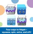 Τα 4 διαφορετικά Learning Resources LER 5582 Cool Down Cubes Sensory Fidget Set, για παιδιά από 4 ετών, σε χρωματιστό φόντο, αναδεικνύοντας τις διαφορετικές τους λειτουργίες.