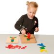 Παιδί που παίζει πάνω σε τραπέζι με το 9088 Toys for Life.