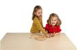 Παιδιά που παίζουν πάνω σε τραπέζι με το 90552 Toys for Life Color Twist, σε λευκό φόντο.