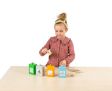 Παιδί που παίζει πάνω σε τραπέζι με το 90551 Toys for Life, σε λευκό φόντο.