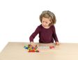 Παιδί που παίζει πάνω σε τραπέζι με το 90553 Toys for Life Pin Patterns, σε λευκό φόντο.
