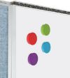 Κοντινό πλάνο στους 4 ισχυρούς μαγνήτες Learning Resources LΕR2689, πάνω σε μαγνητικό πίνακα.