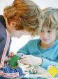 Κοντινό πλάνο σε δύο παιδιά που δημιουργούν με τα κομμάτια κατασκευών Lokon 3088102 Educo.