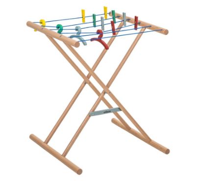 Το σετ παιχνιδιού μίμησης με όλα τα αξεσουάρ 90511 Educo Ξύλινη Απλώστρα με Μανταλάκια & Κρεμάστρες, για παιδιά από 3 ετών, σε λευκό φόντο.