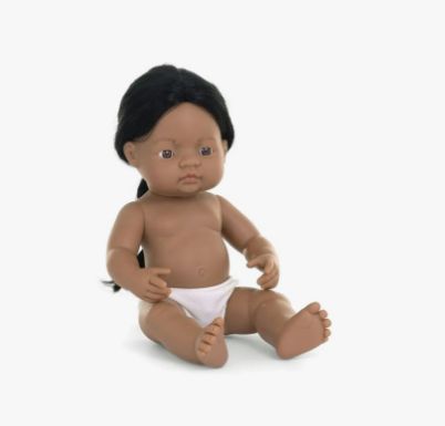 Η ρεαλιστική κούκλα Ινδιάνος Miniland 31239 ύψους 38cm σε καθιστή στάση.