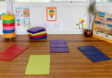 Το Kit for Kids AMTCC1 – Αναδιπλούμενο Παιδικό Στρωματάκι Ύπνου & Δραστηριοτήτων (90x45cm), για παιδιά από 2 ετών, στα διαφορετικά διαθέσιμα χρώματα, μέσα σε σχολική αίθουσα.