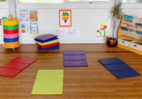 Το Kit for Kids AMTCC1 – Αναδιπλούμενο Παιδικό Στρωματάκι Ύπνου & Δραστηριοτήτων (90x45cm), για παιδιά από 2 ετών, στα διαφορετικά διαθέσιμα χρώματα, μέσα σε σχολική αίθουσα.
