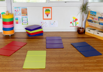 Το Kit for Kids AMTCC1 – Αναδιπλούμενο Παιδικό Στρωματάκι Ύπνου & Δραστηριοτήτων (90x45cm), για παιδιά από 2 ετών, στα διαφορετικά διαθέσιμα χρώματα, μέσα σε σχολική αίθουσα.