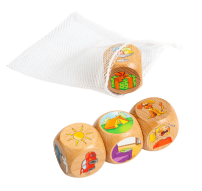 Τέσσερα μεγάλα, ξύλινα ζάρια με διάφορα εικονογράμματα στις πλευρές τους, όπως ζώα, αντικείμενα και χαρακτήρες, για τη δημιουργία ιστοριών από παιδιά.