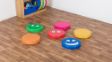 Το Kit for Kids SP2104 – Σετ 6 Μαξιλαράκια Συναισθημάτων στο ξύλινο πάτωμα σχολικής αίθουσας.