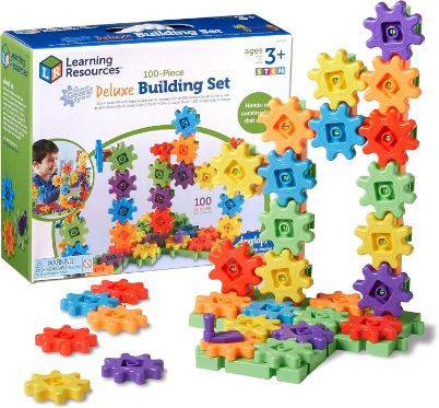 Η συσκευασία και τα 100 τεμάχια του Learning Resources LER9162 Gears! Gears! Gears! Deluxe Building Set, για παιδιά από 3 ετών, σε λευκό φόντο.