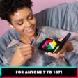 Ενήλικας που παίζει με το Kanoodle® Genius Game EI3026, αναδεικνύοντας την καταλληλότητα του παιχνιδιού για μεγαλύτερες ηλικίες.