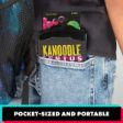 Το Kanoodle® Genius Game EI3026 μέσα στην τσέπη ενός παντελονιού, αναδεικνύοντας το μικρό και πρακτικό μέγεθος του παιχνιδιού.