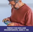 Ενήλικας που παίζει με το Learning Resources 8474 BrainBolt® Boost, αναδεικνύοντας την καταλληλότητά του και για μεγαλύτερες ηλικίες.