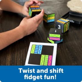 Κοντινό πλάνο στις υφές και τα χρώματα των κύβων του Brainometry Cubed, δείχνοντας την ποιότητα κατασκευής.