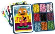 Το ανοιχτό βαλιτσάκι Dujardin Pixels με τις πολύχρωμες ψηφίδες και τη βάση τοποθέτησης, του 1130600192 Dujardin Pixels Μωσαϊκό με Ψηφίδες σε Βαλιτσάκι για παιδιά από 6 ετών.