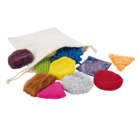 Τα 10 αισθητηριακά σακουλάκια αφής Tactile Bean Bags 82307 MyPauze και η υφασμάτινη θήκη τους, σε λευκό φόντο.