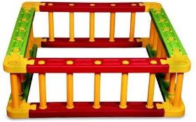 Πολύχρωμος παιδικός φράχτης παιχνιδιού Square Groundy GR 6020 σε τετράγωνο σχήμα, με κόκκινα, κίτρινα και πράσινα δομικά στοιχεία.