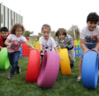 Παιδιά που παίζουν σε εξωτερικό χώρο με τα King Kids King Wheels KW9200.