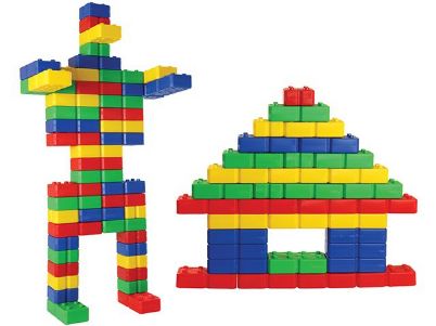 Τα 48 μεγάλα, χρωματιστά τούβλα κατασκευών King Kids BR7010 Bricks για παιδιά σε διάταξη σπιτιού και διάταξη που παραπέμπει σε ανθρώπινη μορφή, σε λευκό φόντο.