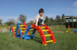Παιδί που ισορροπεί πάνω στη διαδρομή King Kids KP6050, τοποθετημένη σε εξωτερικό χώρο.