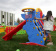 Παιδί που ανεβαίνει στο King Kids KS9061M, σε εξωτερικό χώρο.