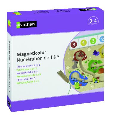 Εκπαιδευτικό μαγνητικό παιχνίδι Nathan Magneticolor 1-3 με πολύχρωμες μπίλιες, εργονομική τριγωνική γραφίδα και κάρτες δραστηριοτήτων σε λευκό φόντο.