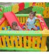 Παιδιά που παίζουν μέσα στην King Kids SB6010 Τετράγωνη Πισίνα για Μπαλάκια, σε εξωτερικό χώρο.